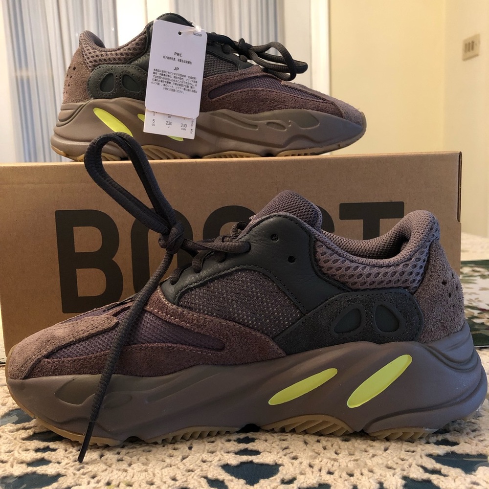 YEEZY BOOST 700 - MAUVE
